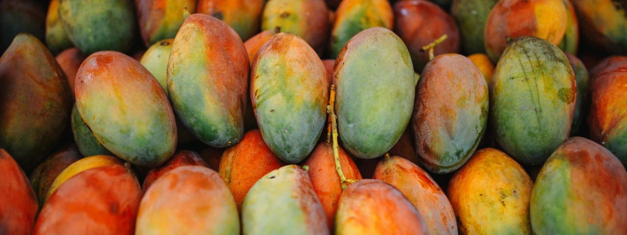 A pile of mangos